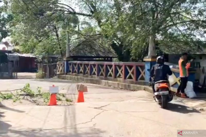 Warga Keluhkan Jalan Kampung Kramat Cipayung yang Retak