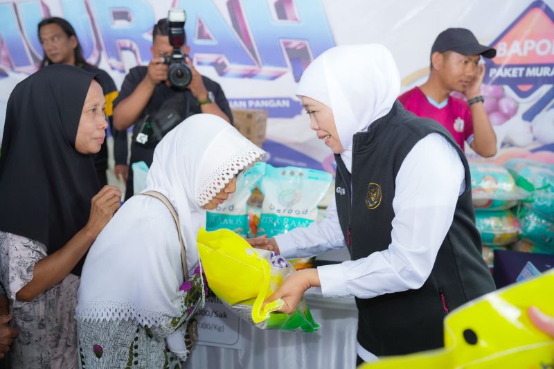 Gubernur Khofifah Salurkan Beras SPHP 5 Kg untuk Lansia di Banyuwangi