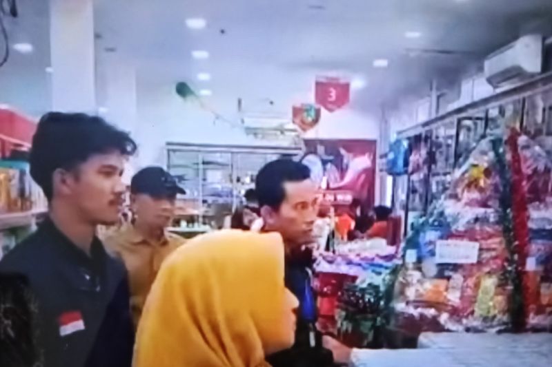 Dinkes Pasaman Barat Cek Tanggal Kedaluarsa Produk Makanan di Swalayan