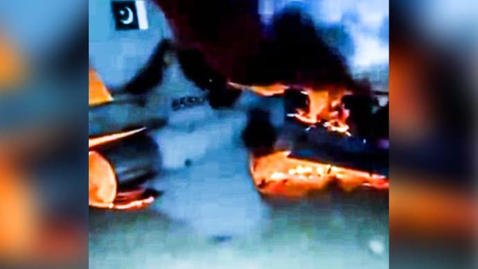 Perang Afghanistan - Pakistan: Video F-16 Angkatan Udara Pakistan Ditembak Jatuh dan Terbakar Diduga Hoaks