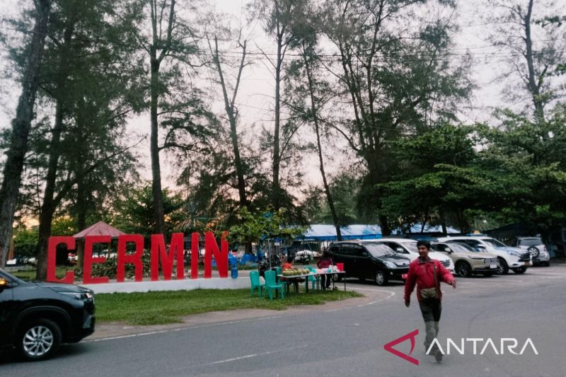 Menanti Magrib di Tepi Laut, Pantai Pariaman Dipadati Warga untuk Ngabuburit