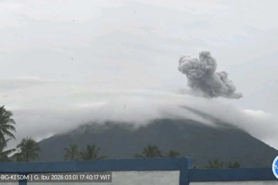 Larangan untuk Beraktivitas dalam Radius 2 Km dari Kawah Gunung Ibu yang Erupsi