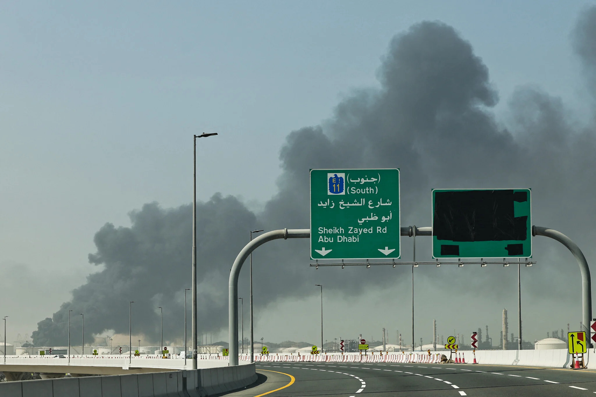 Langit Abu Dhabi Lumpuh Total Imbas Serangan Iran