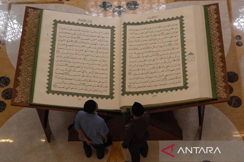 Masjid Raya Sheikh Zayed di Solo Pamerkan Mushaf Al Quran Raksasa Berukuran 3x2 Meter