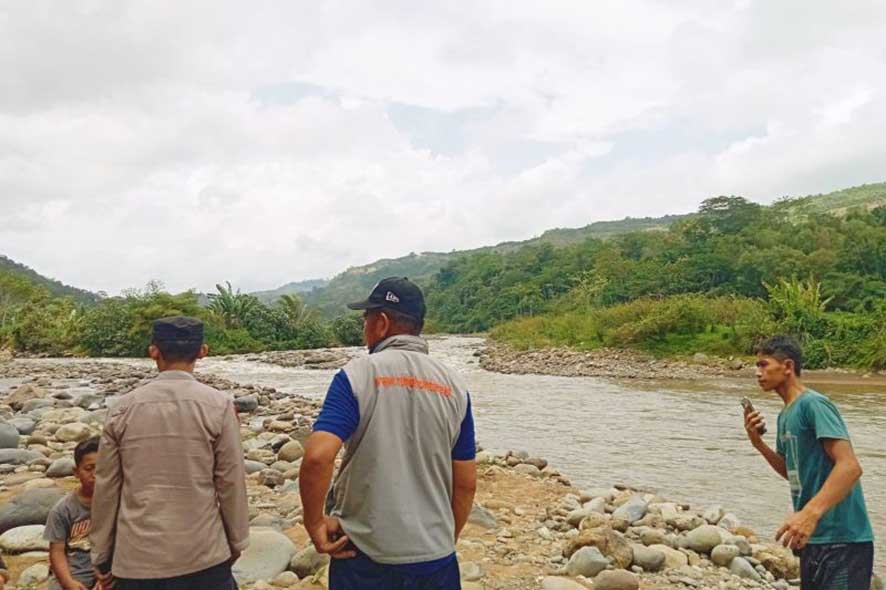 Pencarian Seorang Anak yang Hanyut di Sungai Cikandang Garut