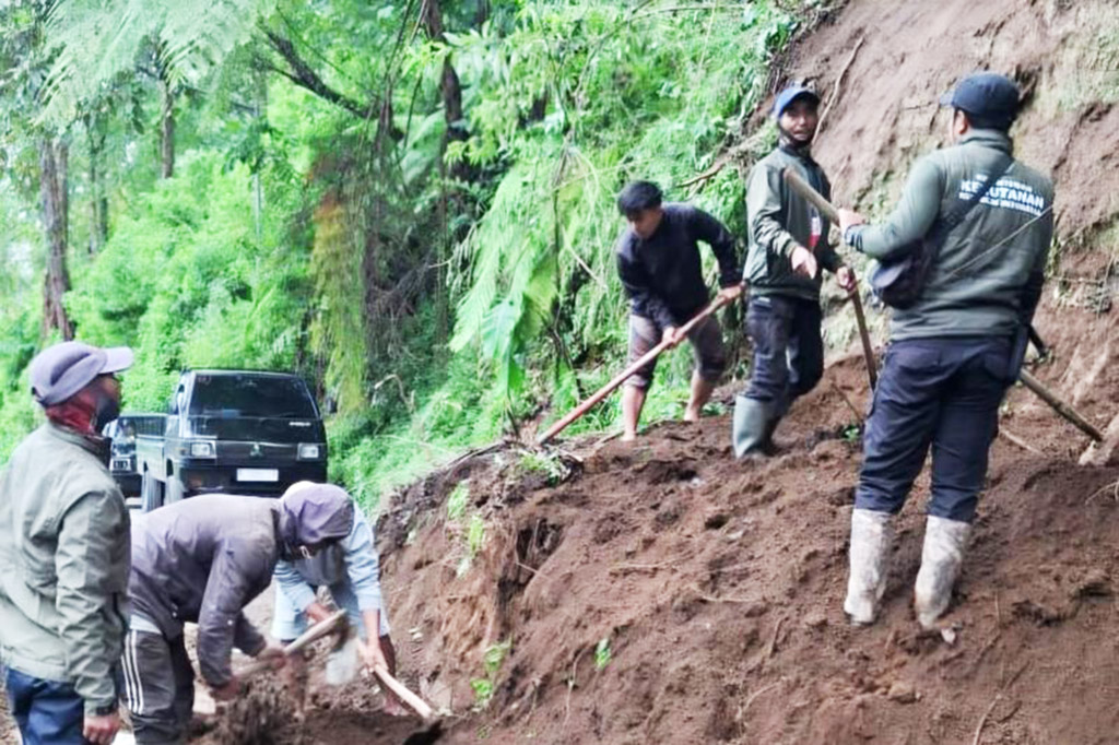 BPBD Malang Tangani Tanah Longsor di Jalur Akses ke Gunung Bromo