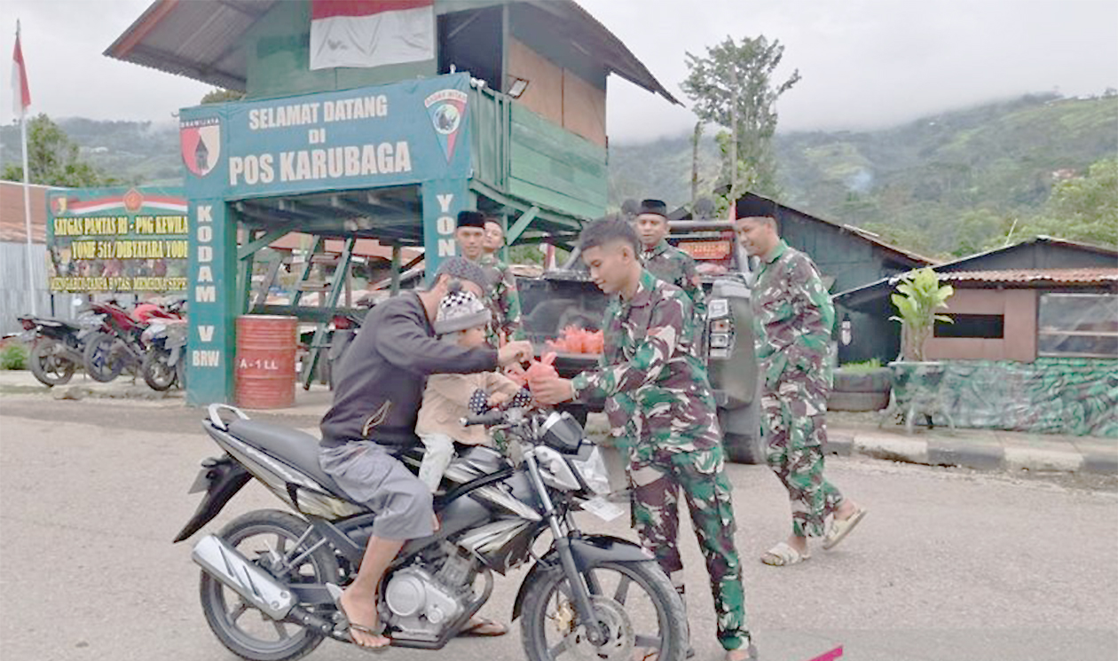 Satgas Pamtas Yonif 511/DY Bagikan Takjil Gratis di Karubaga Tolikara Papua Pegunungan