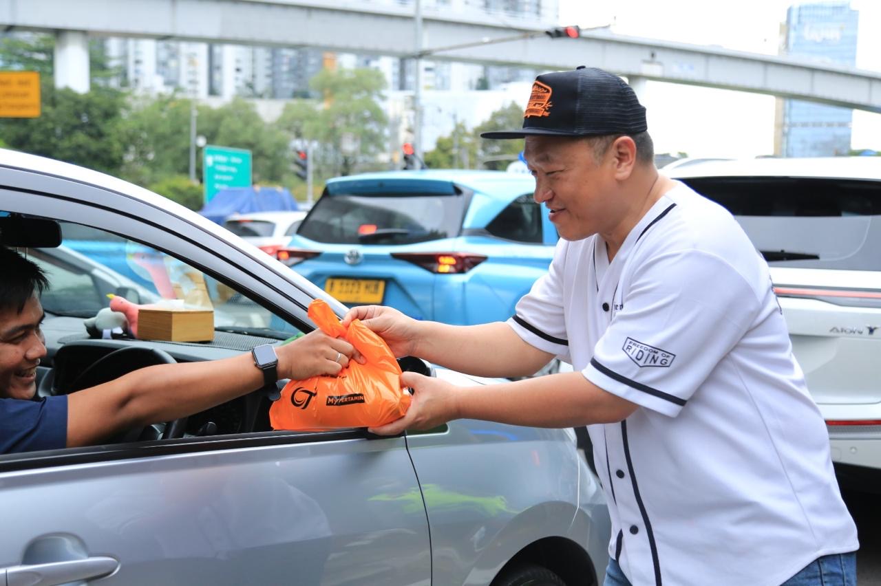 OT Group dan Brotherhood Jakarta Bagikan Ribuan Takjil di Simpul Strategis Jakarta Barat