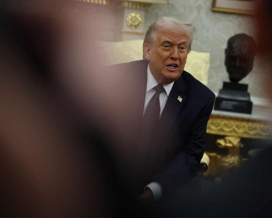 Trump Sebut Angkatan Laut AS akan Mengawal Kapal Tanker melalui Selat Hormuz