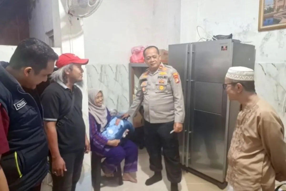 Ibu Meninggal, Bayi Ditinggal Kakak di Gerobak Nasi Uduk di Pasar Minggu