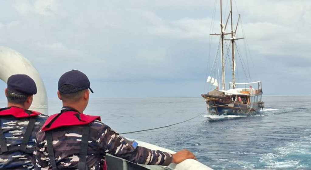 TNI AL Bantu Penyelamatan Kapal Wisata Rusak Propeler di Raja Ampat