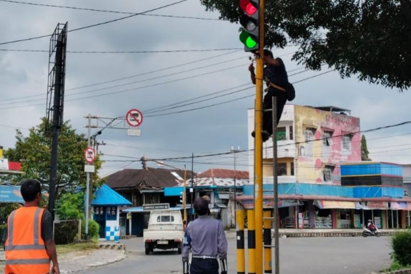 Dishub Rejang Lebong Perbaiki Lampu Lalu Lintas di Jalur Mudik