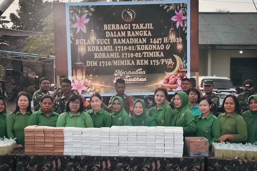 Hangatnya Ramadan, Koramil Kokonao dan Timika Berbagi Takjil di Jalan