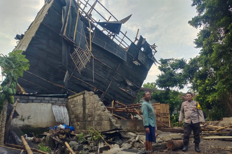 Empat Sekolah Hingga Belasan Rumah Terdampak angin Kencang di Jember