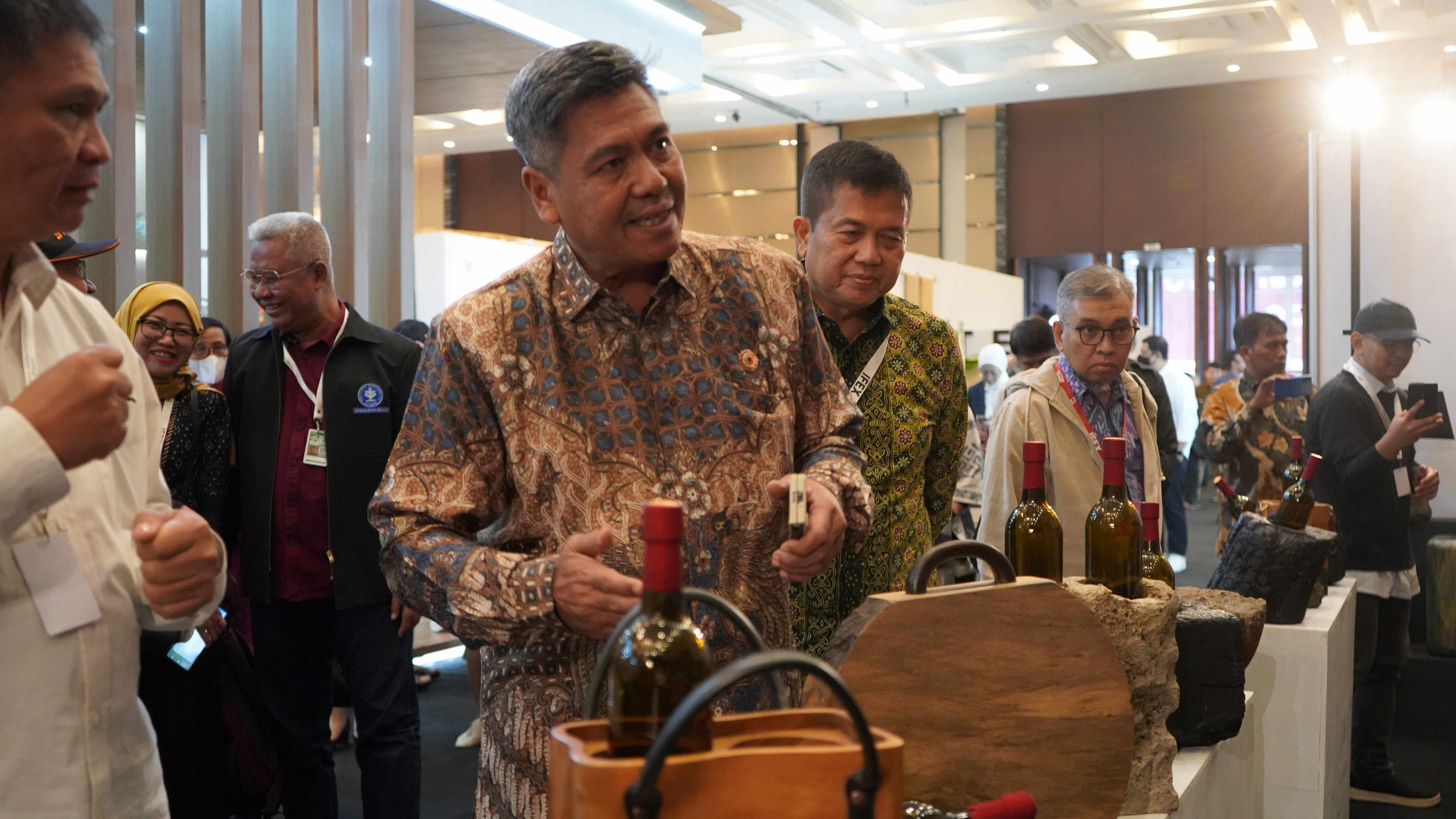 Hilirisasi Kayu Berkelanjutan: Indonesia Targetkan Posisi Hub Manufaktur Furnitur Global 