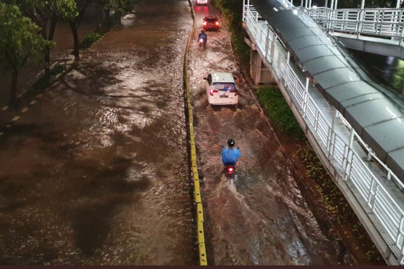 Masih Banjir di Senin Pagi, Tiga Rute Transjakarta Dialihkan