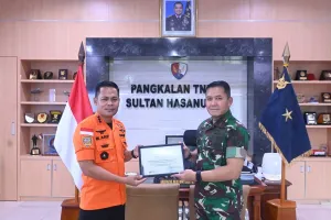 Danlanud Sultan Hasanuddin Dianugerahi Penghargaan Basarnas atas Peran dalam Operasi SAR ATR 42-500