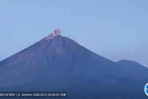 Gunung Semeru Erupsi dengan Ketinggian Letusan Capai 600 Meter, Masyarakat Diminta Waspada