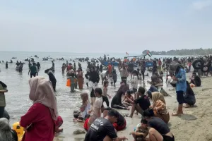 Jangan Sampai Wisatawan Kapok! Wamenpar Ingatkan Pengawasan Tarif di Pantai Anyer