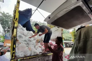 Bantu Warga, Pemkab Bekasi Distribusikan Ribuan Paket Pangan Subsidi