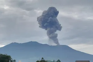 Gunung Marapi Meletus Sabtu Malam, Warga Diminta Waspadai Abu Vulkanik dan Lahar Dingin