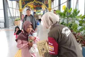 KAI Bagikan Takjil Gratis untuk Penumpang KA Jarak Jauh di Stasiun Malang Menjelang Lebaran