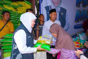Gubernur Khofifah Pastikan Stok Bahan Pokok Aman dan Terjangkau di Gresik