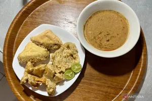 Lagi Lewat Bandung? Jangan Lupa Bawa Pulang Oleh-oleh Batagor Yunus