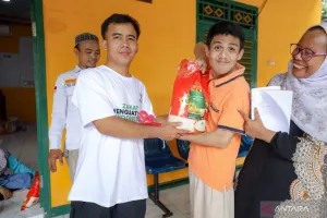 Baznas RI Bagikan Zakat Fitrah Beras 5 Kg kepada Difabel dan Duafa di Cengkareng