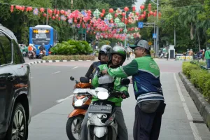 Grab Indonesia dan Mitra Pengemudi Bagikan 20.000 Takjil di 40 Kota