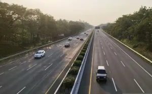 Hari Pertama One Way, Pemudik Gunakan Seluruh Jalur Tol Arah Jateng 