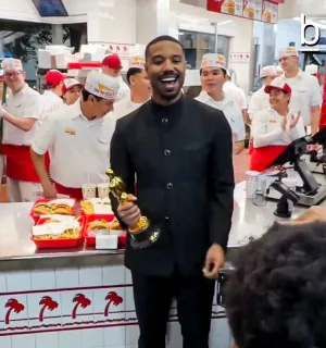 Michael B. Jordan Rayakan Kemenangan Oscar di Resto Burger Kesayangan