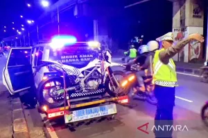 Pastikan Pemudik Aman, Polisi Bersihkan Ranjau Paku di Jalur Mudik Jakarta Timur