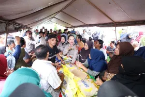 Polda Maluku Bagi-bagi Beras Gratis kepada 1.000 Warga Ambon