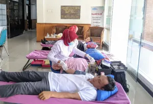 PMI DKI Jakarta Bagikan Sembako untuk Pendonor darah Selama Ramadan  