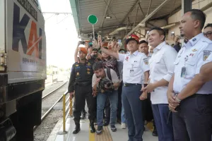 Seskab Teddy Cek Kesiapan Mudik di Pasarsenen: Kereta Ekonomi Kini Jauh Lebih Nyaman