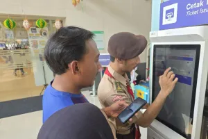 Belasan Relawan Pramuka Bantu Layani Pemudik di Stasiun Pasar Senen