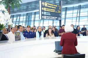 Pantau arus Mudik, Wamen PANRB Cek Kesiapan Angkutan Umum di Bandara dan Pelabuhan