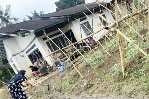 Penyintas Bencana Agam Pulang untuk Bersihkan Rumah Sambut Lebaran