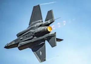 Jet Siluman F-35 AS Mendarat Darurat setelah Misi Tempur di Langit Iran