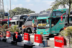 Puncak Mudik Berakhir, Terminal Kampung Rambutan H-1 Lebaran Mendadak Sunyi, Ada Apa?