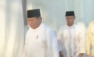 Duduk di Saf Terdepan Huntara, Prabowo Pilih Lebaran Bareng Korban Bencana Aceh
