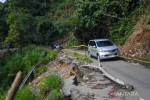 Kelok 44 Maninjau Terpantau Lancar