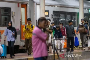 Mengais Rezeki di Stasiun Cirebon, mesti tak Merayakan Lebaran di Rumah