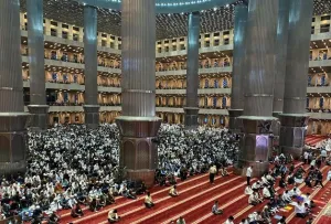 Ribuan Umat Memenuhi Istiqlal, Wapres Hadir Bersama Keluarga