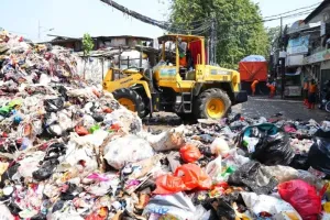 Tumpukan Sampah Menggunung, Jakbar Turunkan 100 Truk untuk Penanganan Kilat