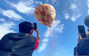 Bukan di Cappadocia, Intip Tradisi Balon Udara Raksasa 20 Meter yang Hiasi Langit Garut Saat Lebaran