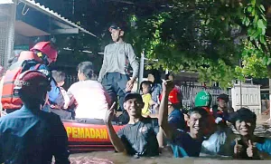 Jakarta Timur Terkepung Banjir, Kali Cipinang Meluap 1,7 Meter, Ibu Hamil & Balita di Ciracas Dievakuasi Dramatis