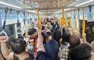 Libur Lebaran, Warga Serbu Blok M Naik MRT Jakarta dengan Tarif Rp1