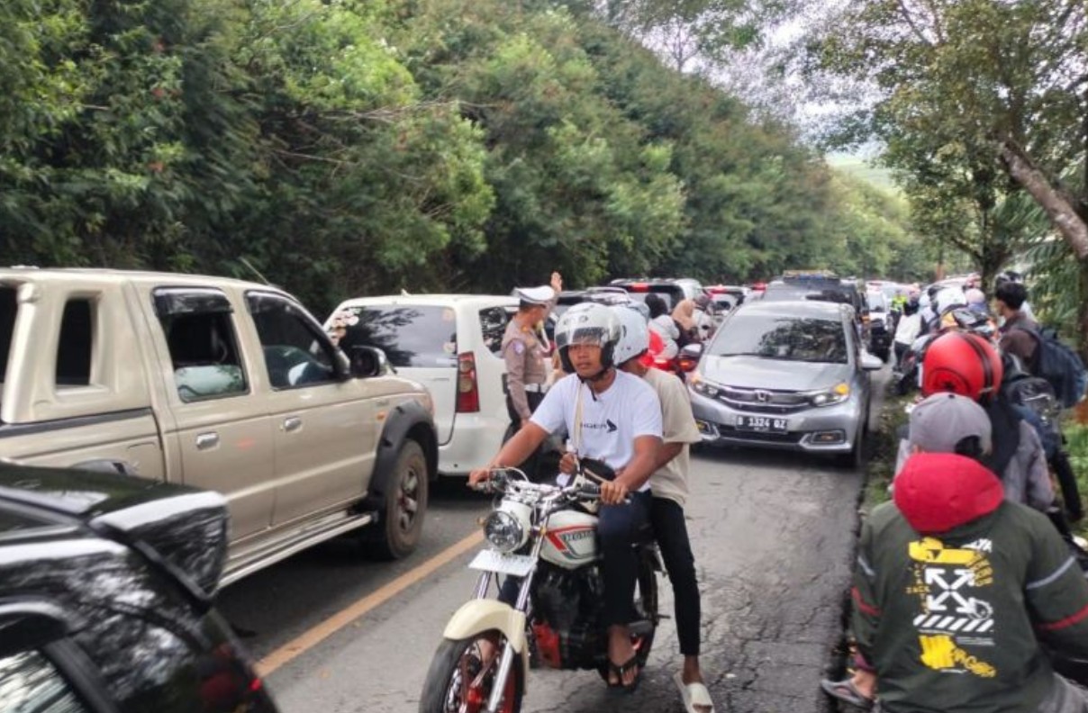 Akses Jalan Utama Kawasan Wisata di Sekitar Gunung Kerinci Macet Panjang